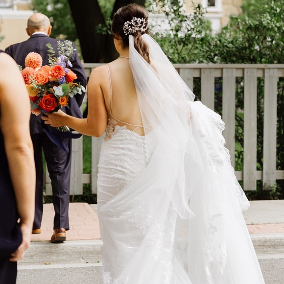 Fingertip-length Bridal veil with metal comb attachment - Picture 2 of 8